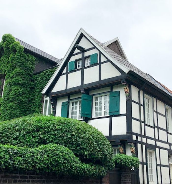 zwei Personen schütteln sich die Hand