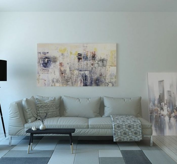 zwei Personen schütteln sich die Hand