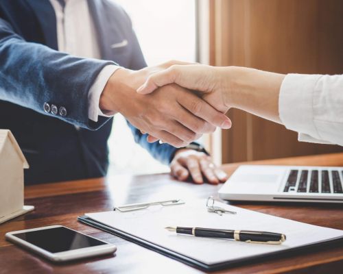 zwei Personen schütteln sich die Hand